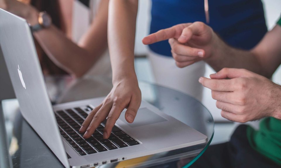 Zwei Personen besprechen ein Projekt am Laptop